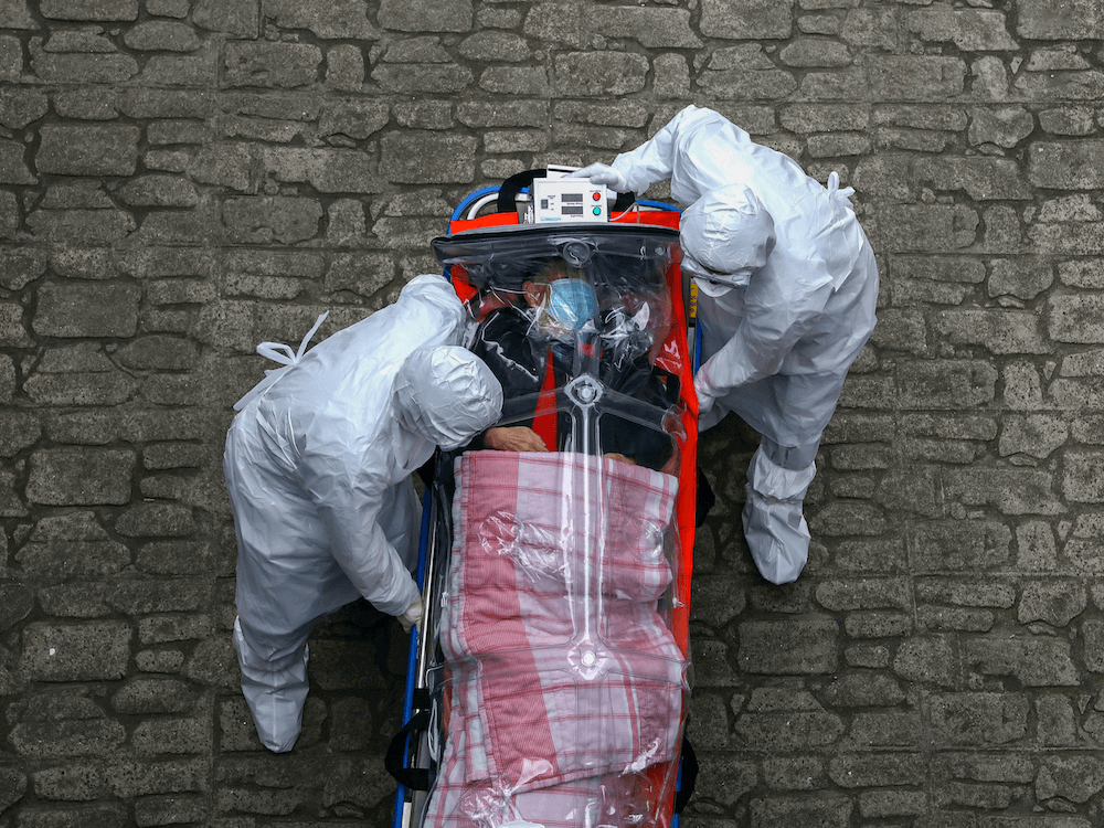 Транспортировка зараженного новым коронавирусом в Китае. Фото.