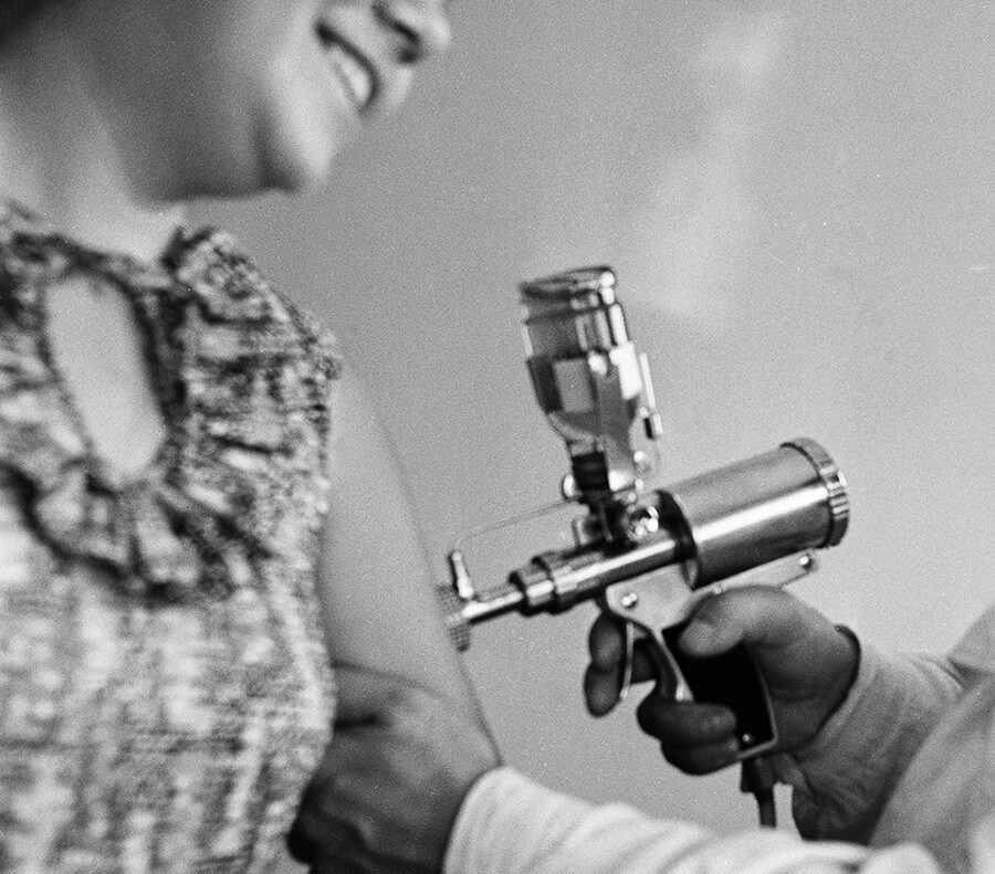 Зачем делают прививки. Только прививки помогли остановить вирус оспы в 1959 году. Фото.