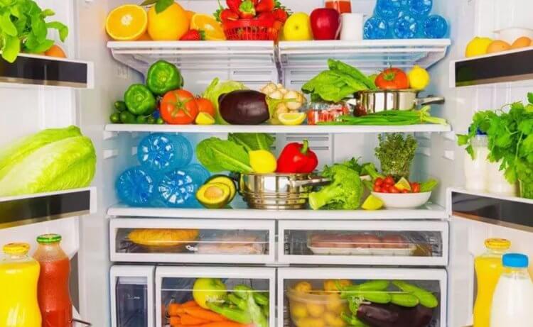 Дезинфекция продуктов. Во время пандемии продукты нужно хранить в холодильнике — вы же не хотите отправиться испортившимися продуктами? Фото.