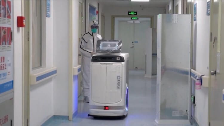 Когда роботы-курьеры заменят живых людей? Робот в больнице Уханя развозит лекарства и еду. Фото.
