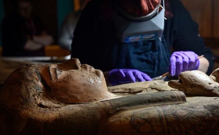 Загадочная мумия Египта. Саркофаги — это гробы, в которых хоронились богатые и важные люди. Название «саркофаг» можно перевести как «камень, плоть поедающий» потому, что ранее считалось, что они могут впитывать тела людей. Фото.
