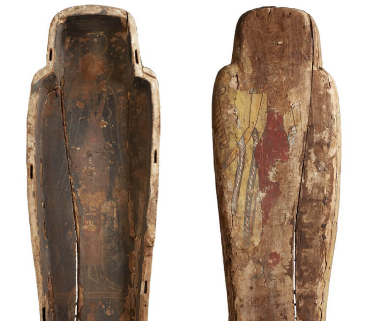 Загадочные рисунки. Изображение богини Аментет на задней стороне саркофага (справа) и на внутренней стороне крышки (слева). Фото.