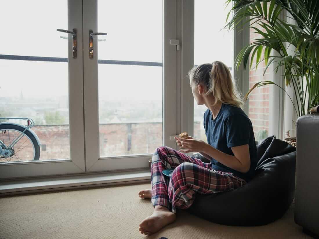 Оставаясь дома вы спасаете жизни других людей. Не забывайте об этом. Фото.