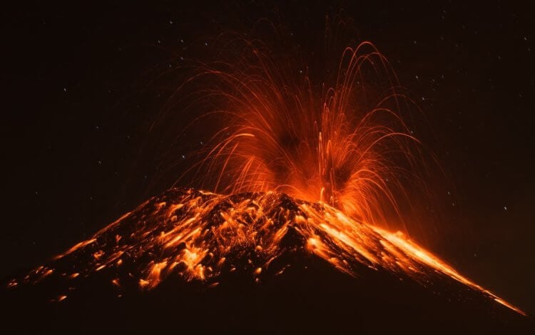 Стромболи, Южная Италия. Пугающее извержение вулкана Стромболи. Фото.
