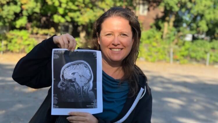 Что показало фМРТ сканирование? Полиглот Сюзанна Зарайская держит распечатку сканирования мозга MIT. Фото.