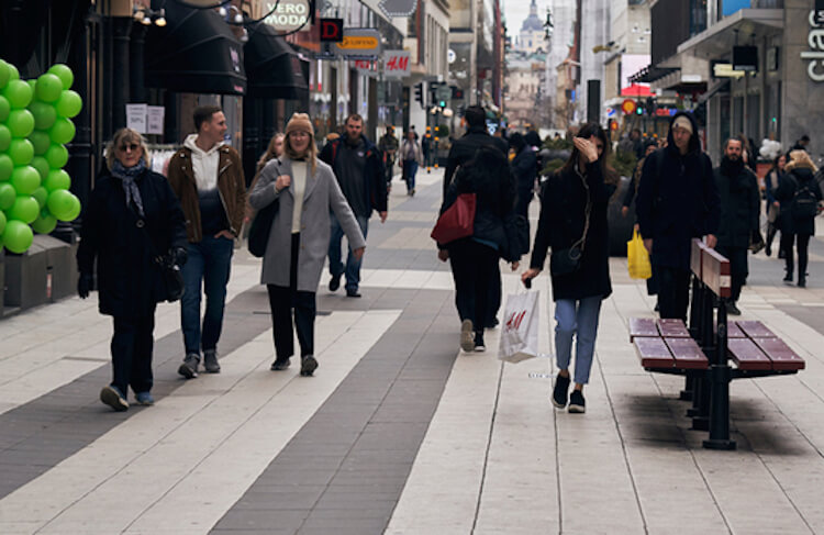 Примерно так выглдяит борьба с коронавирусом в Швеции. Фото.