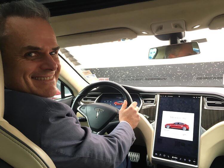Сколько километров Tesla проезжает на одной зарядке. Этот человек проехал на Tesla Model S 2013 года миллион километров и теперь замахнулся на миллион миль (1,6 миллиона километров). Фото.