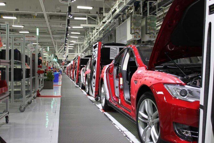 Батарея Tesla для электромобилей. На этом заводе на машины будут ставить новые аккумуляторы. Фото.