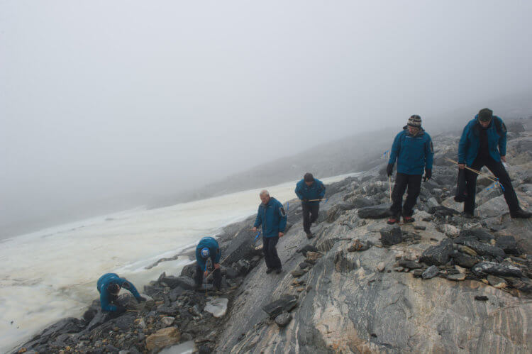 Таяние ледников. Исследовательская группа на шоссе викингов. Фото.