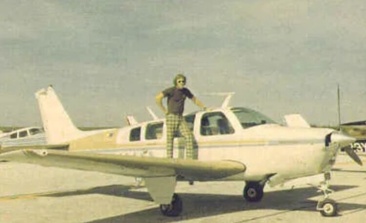 Опасен ли Бермудский треугольник. Пилот Брюс Герман со своим самолетом. Фото.
