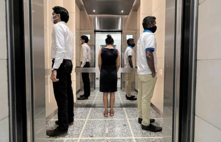 Как ездить в лифте? Социальные дистанции в лифте по пути на работу после того, как правительство Шри-Ланки объявило, что частные и государственные компании вновь откроют свои офисы после почти двухмесячного карантина. Фото.