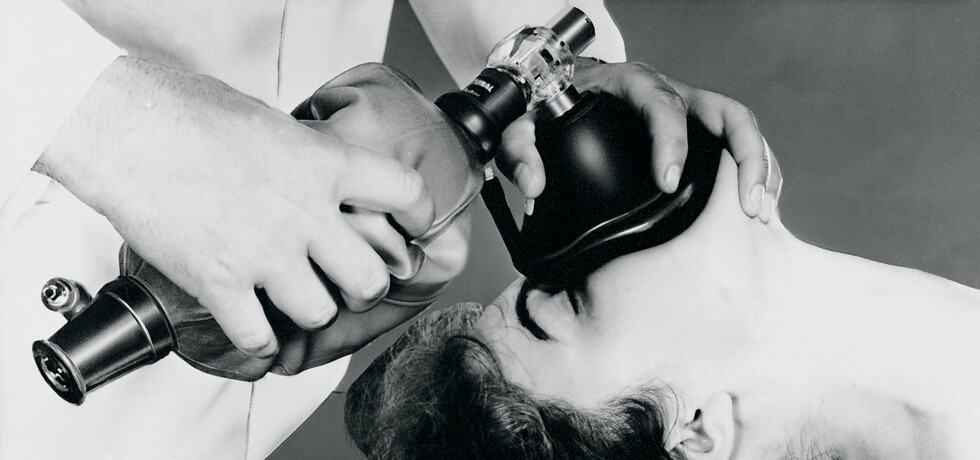 Мешок Амбу традиционно применяется для экстренной легочной реабилитации. Фото.