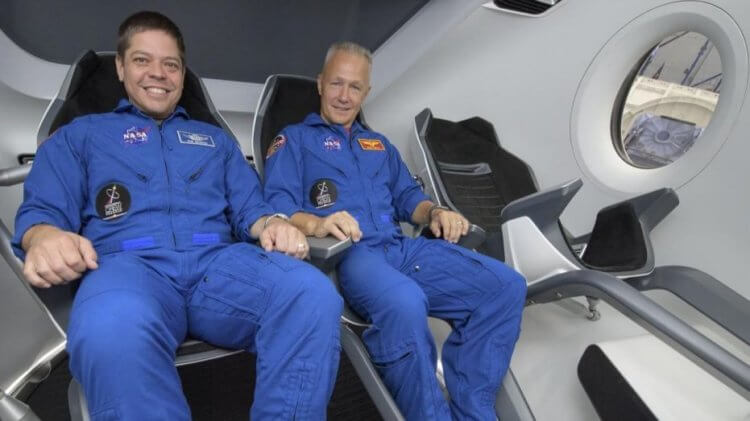 Полет к МКС SpaceX Crew Dragon. Американские астронавты Херли и Бенкен, которые полетят на МКС на борту Crew Dragon. Фото.