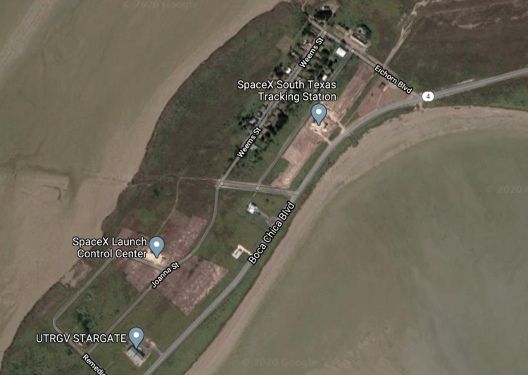 Космодром SpaceX. Снимок Бока-Чика со спутника. Чтобы жители смогли попасть к себе домой (наверху), им нужно проехать мимо площадки SpaceX. Фото.