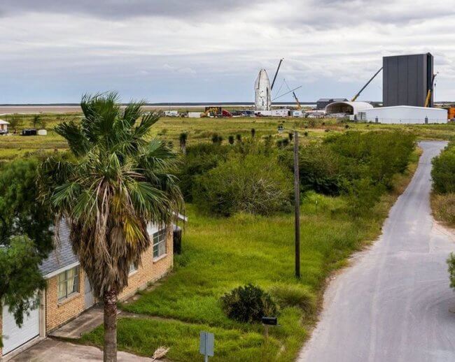 Рев двигателей и комендантский час: как SpaceX вынудила жителей Техаса продать свои дома. Фото.