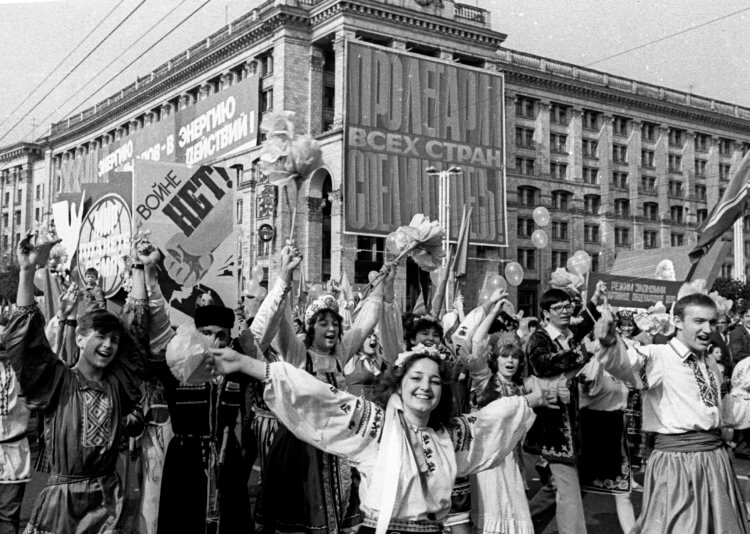 Откуда появился коронавирус. Через несколько дней после взрыва на 4-м энергоблоке Чернобыльской АЭС люди собрались на празднование Международного Дня трудящихся в Киеве, Украина, 1 мая 1986 года. Никто не отменял Первомайский парад, когда тысячи людей шли колоннами по улицам, с песнями, цветами и портретами советских вождей, покрытые невидимыми облаками смертельной радиации. Фото.