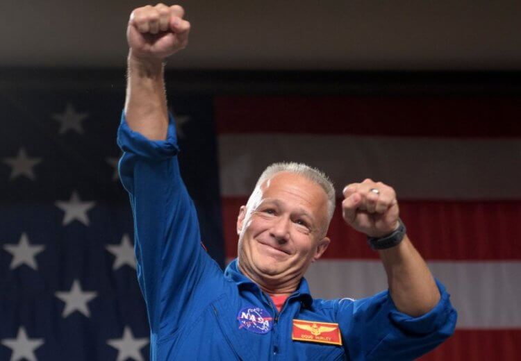 Космический корабль SpaceX. А на этом фото — астронавт Даг Херли, сейчас ему 53 года. Фото.