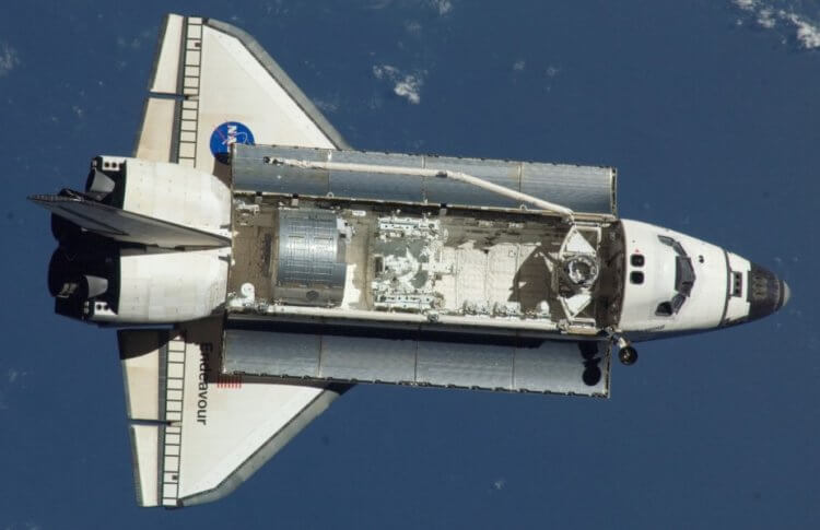Космический корабль SpaceX. Шаттл Endeavour (Индевор) был назван в честь одного из судов английского моряка Джеймса Кука. Оно использовалось для астрономических наблюдений, в ходе которых удалось узнать точное расстояние от Земли до Солнца. Фото.