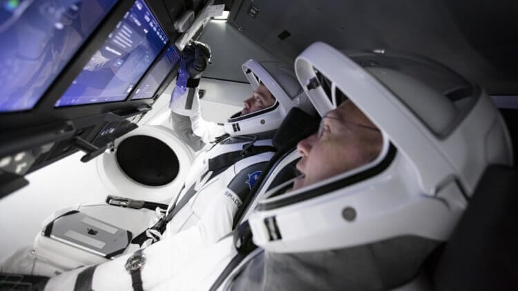 Полет к МКС SpaceX Crew Dragon. Так Crew Dragon выглядит изнутри. Сенсорные экраны, сплошной хай-тек, прямо как в фильме «Интерстеллар». Фото.
