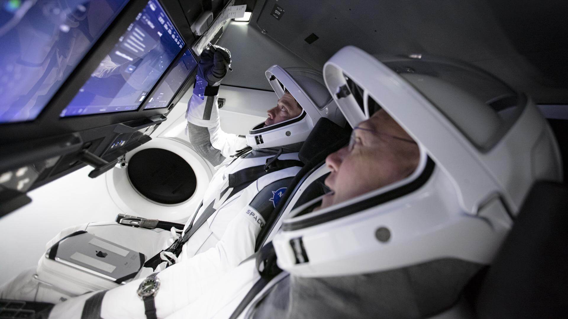 Полет к МКС SpaceX Crew Dragon. Так Crew Dragon выглядит изнутри. Сенсорные экраны, сплошной хай-тек, прямо как в фильме «Интерстеллар». Полет к МКС SpaceX Crew Dragon. Так Crew Dragon выглядит изнутри. Сенсорные экраны, сплошной хай-тек, прямо как в фильме «Интерстеллар». Фото.