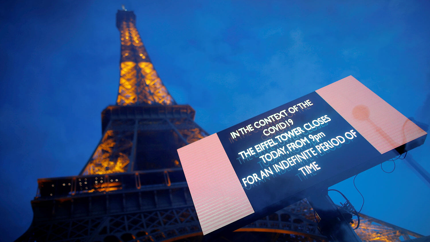 Эйфелева башня закрыта из-за карантина. Фото.