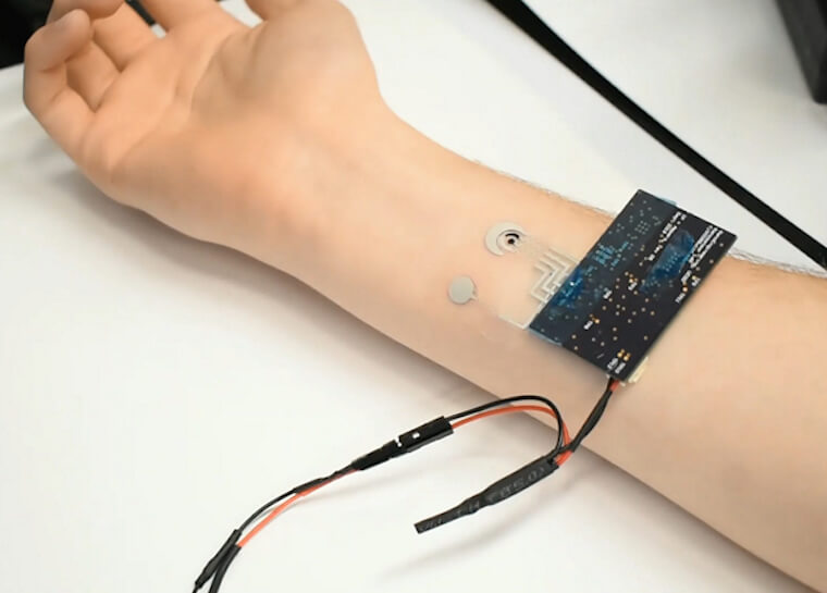 Анализ на витамин C. Помимо датчика, в приборе используются электроды. Фото.