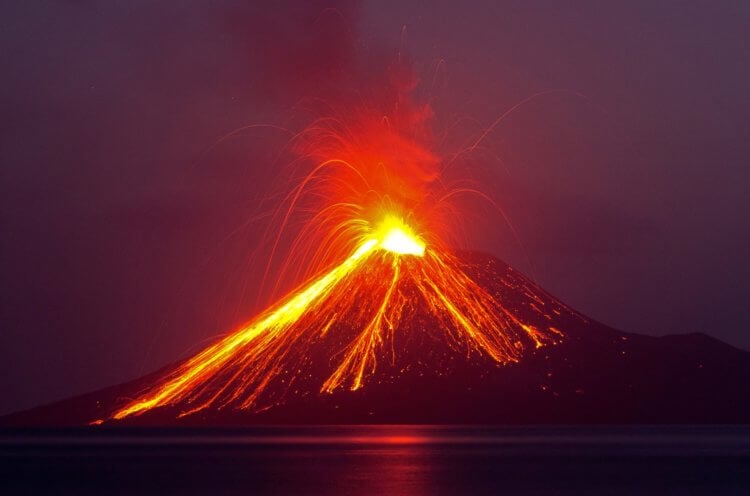 Извержение вулканов. Извержения вулканов, безусловно, выбрасывают в атмосферу углекислый газ. Фото.