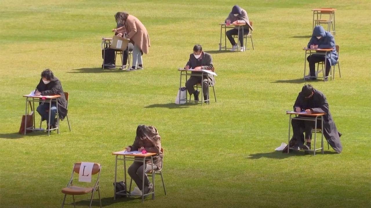 Школьники в Южной Корее сдают экзамены на футбольном стадионе, чтобы избежать распространения коронавируса. Фото.