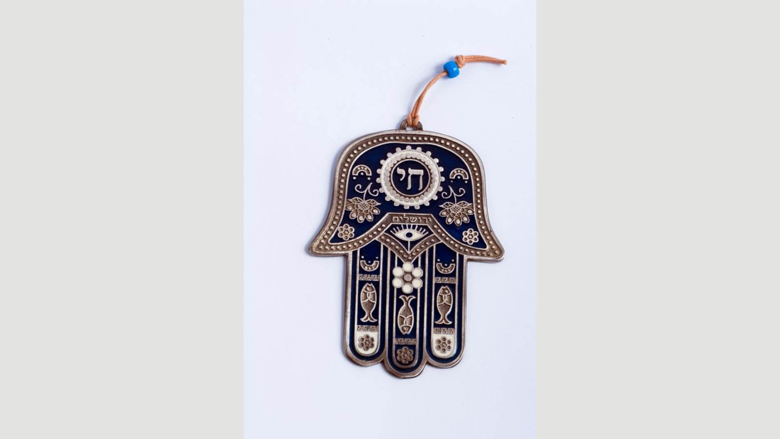 Hamsa – амулет в форме ладони с глазом посередине, распространен у евреев, христиан и мусульман в Северной Африке и на Ближнем Востоке. Фото.