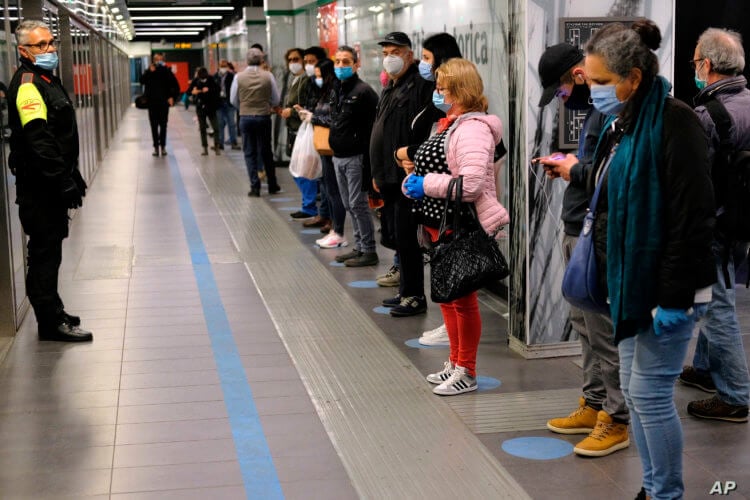 Как ездить на метро? Поездки на метро в Италии сегодня выглядят так. Фото.