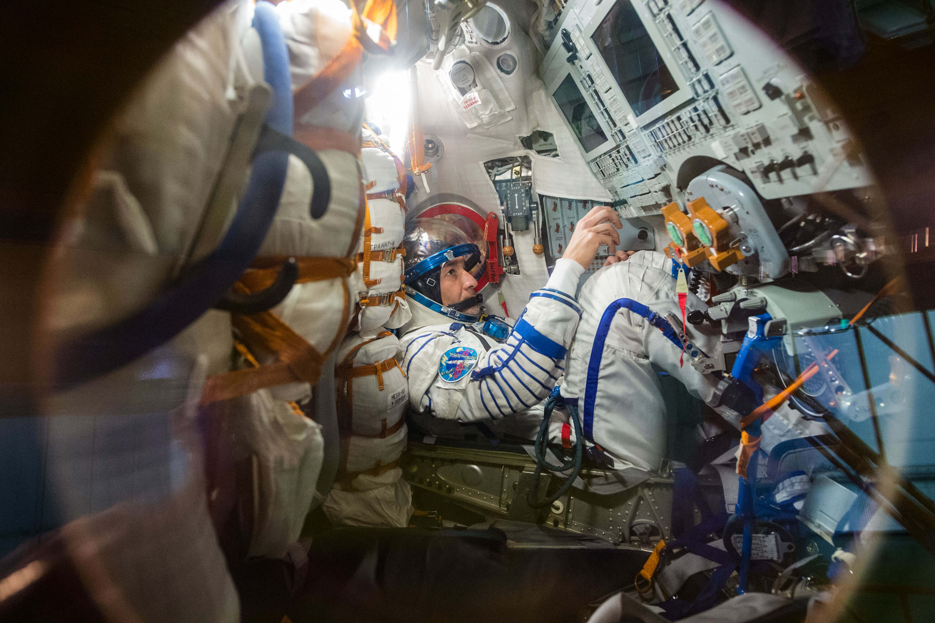 Российские космонавты находящиеся в космосе. Кабина Crew Dragon и Союз. Союз МС кабина. Космический корабль Crew Dragon внутри. Космический корабль Союз МС внутри.