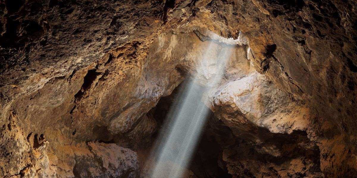 Что угрожает будущим марсианам? Лавовые трубки на Земле выглядят так. Фото.