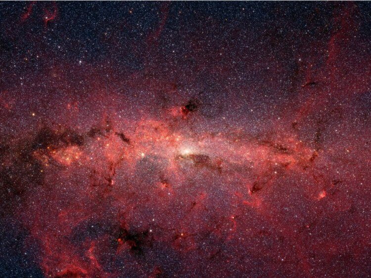 Какие динозавры бродили по Земле 200-250 миллионов лет назад? Центр Млечного Пути, изображение получено в инфракрасном диапазоне при помощи телескопа Spitzer Space Telescope. Фото.