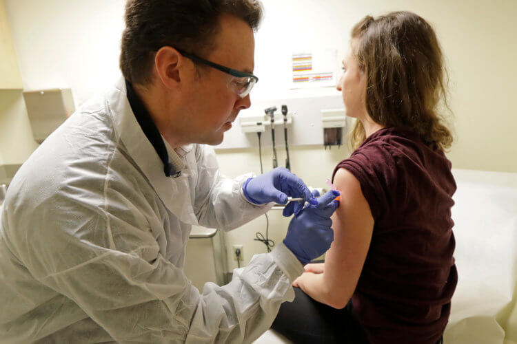 Что известно о первой вакцине против COVID-19. Фото сделано во время первых испытаний вакцины компании Moderna (США). Фото.