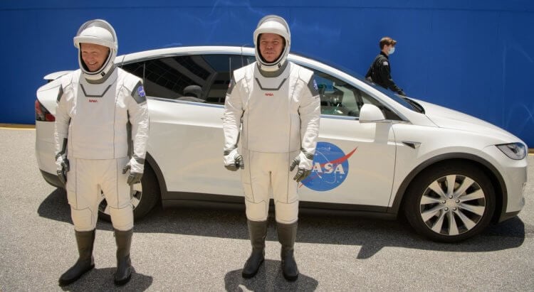 Запуск SpaceX Crew Dragon. Даг Херли (Doug Hurley) и Боб Бенкен (Bob Behnken) поехали к стартовой площадке на Tesla. Фото.