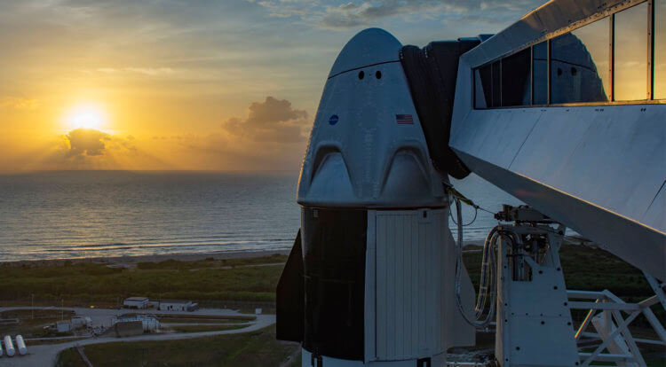 Почему отменяют запуски в космос. SpaceX придется дождаться более хорошей погоды (и лучше заранее позвонить в Гидрометцентр США). Фото.