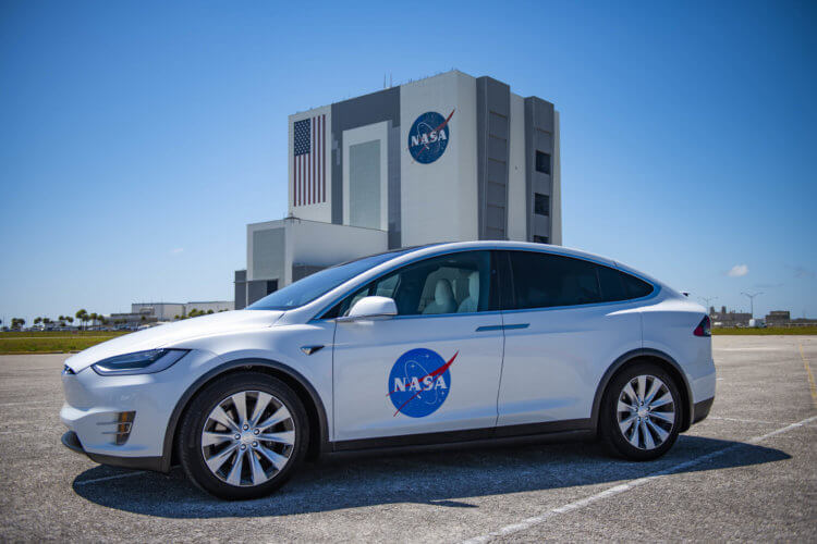 Полет к МКС SpaceX Crew Dragon. Специальная версия Tesla для астронавтов NASA. Все ведь хотят машину, как у космонавта? Гениальный маркетинговый ход. Фото.