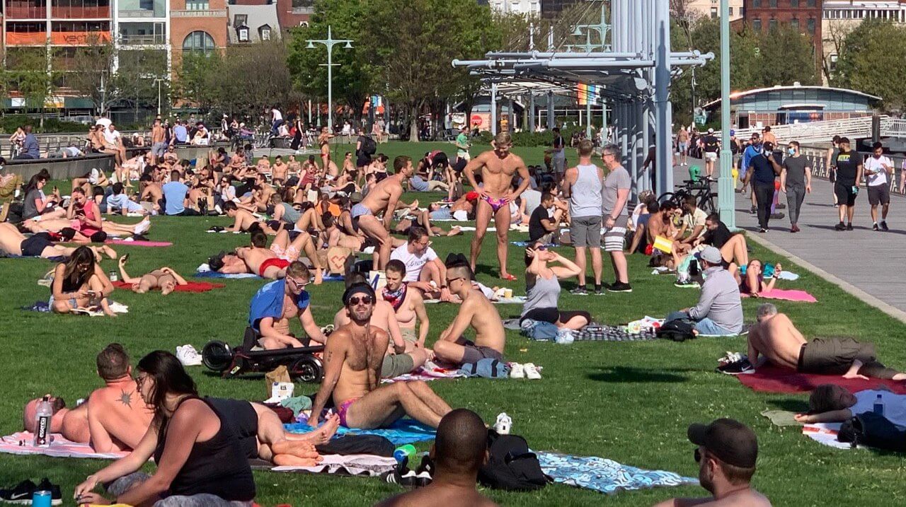 Что важнее: «шашлыки» или жизнь? Парк в Нью-Йорке сегодня. В США самая тяжелая ситуация с коронавирусом на сегодняшний день, но кого это волнует? Фото.