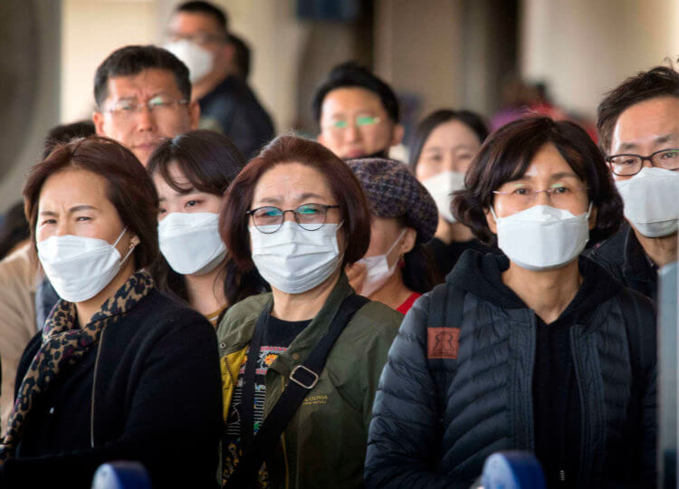 Что будет после отмены режима самоизоляции. В Китае смогли победить вирус с помощью жестких мер соблюдения изоляции и ношения масок. Фото.