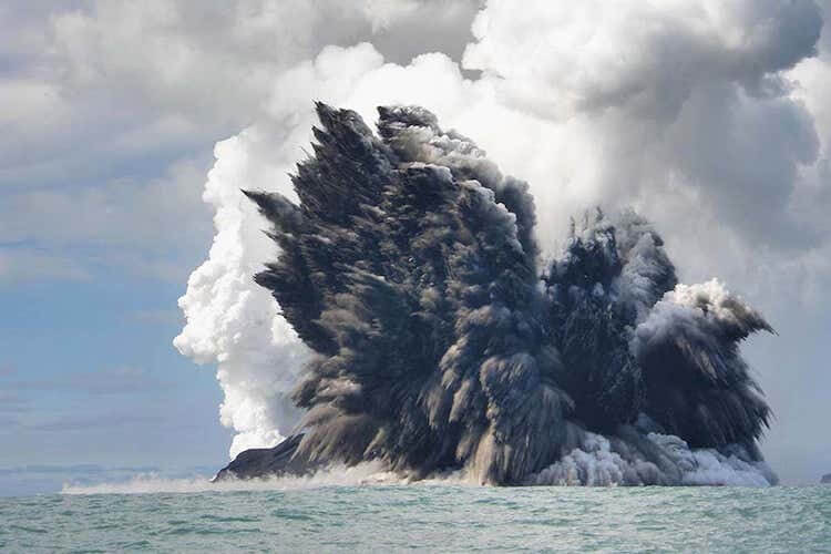 Чем опасен Треугольник дьявола. Подводные вулканы могут даже делать так. Фото.