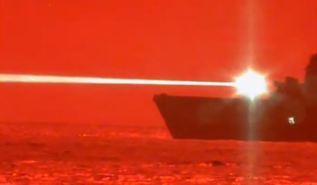 Американский корабль уничтожил летательный аппарат при помощи мощного лазера. Фото.