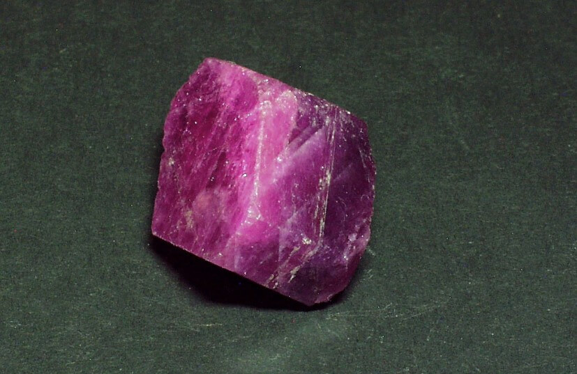 Самый первый твердотельный лазер был основан на рубине. Фото.