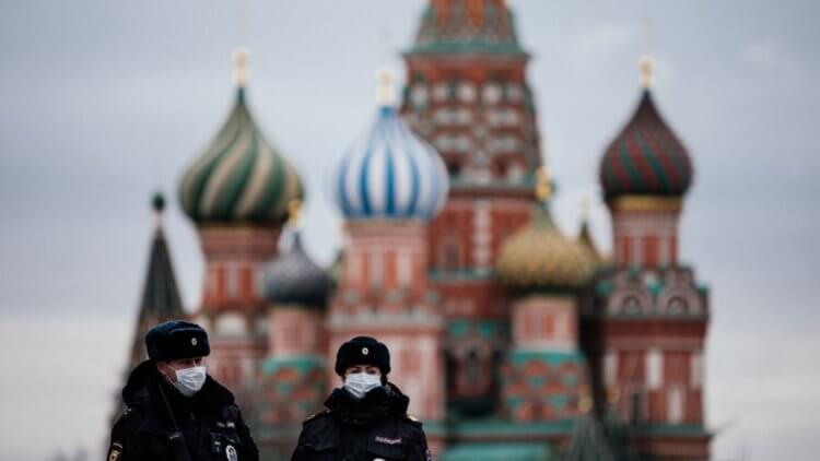Коронавирус навсегда. Полицейские в защитных масках на улицах Москвы. Фото.