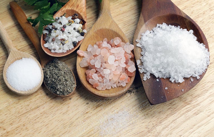 Отличается ли между собой соль в магазинах. Разной соли много, но если это просто соль без добавок, она не будет отличаться по вкусу. Фото.
