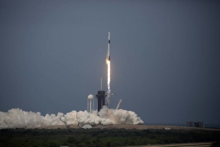 SpaceX запустила корабль Crew Dragon и совершила успешную стыковку с МКС. Запуск SpaceX Crew Dragon 30 мая 2020 года. Фото.