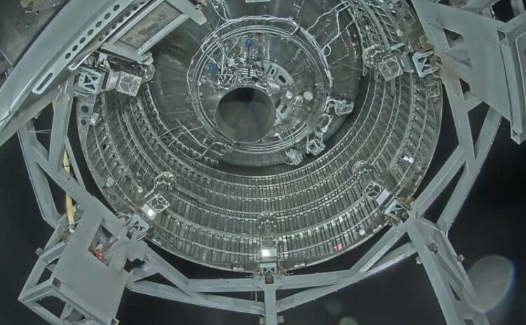 Прототип космического корабля Starship прошел испытания с одним двигателем. Двигатель Starship сейчас выглядит как-то так. Фото.