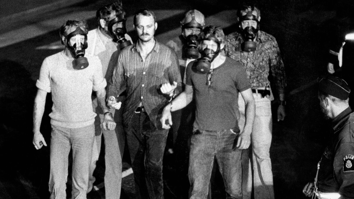 Ян Эрик Улссон после ограбления банка (в центре). Фото.