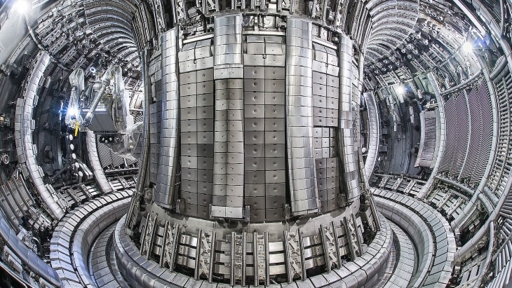 Альтернатива ядерного топлива. Это токамак. Внутри этого «полого бублика» плазма достигает температуры в десятки миллионов градуосв Цельсия. Фото.