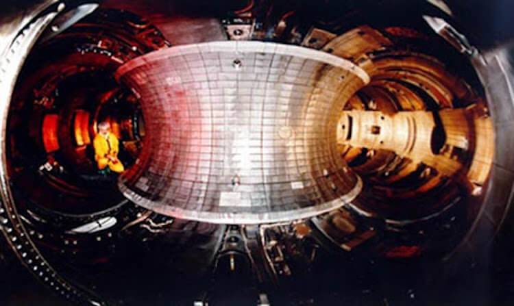 Что такое Токамак? Просто о термоядерном реакторе. Внутри этой камеры температура поднимается до нескольких миллионов градусов Цельсия. Фото.