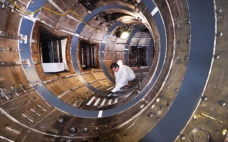 Сейчас тут работают люди, а скоро будет 150 миллионов градусов. Фото.